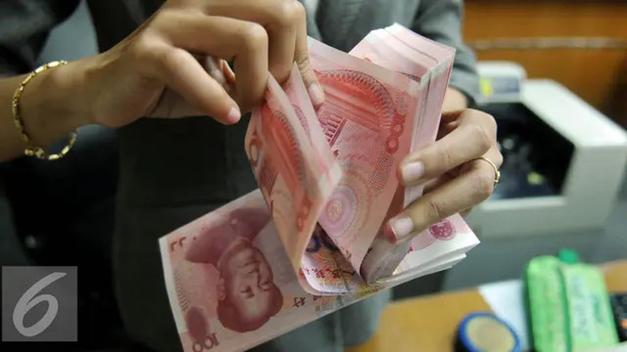 Petugas menghitung uang pecahan 100 Yuan, Jakarta, Kamis (13/8/2015). Biang kerok keterpurukan kurs rupiah dan sejumlah mata uang negara lain adalah kebijakan China yang sengaja melemahkan (d
