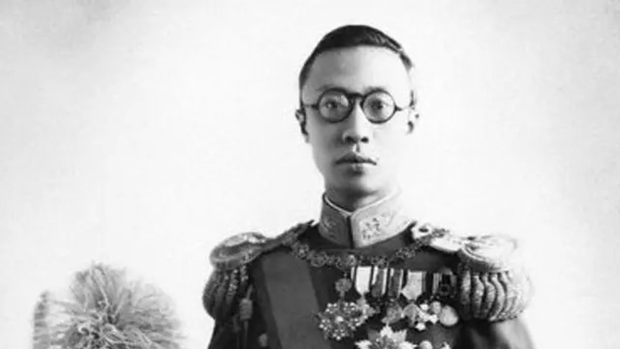 Potret Puyi memakai seragam Mnzhugu. (Wikimedia Commons)