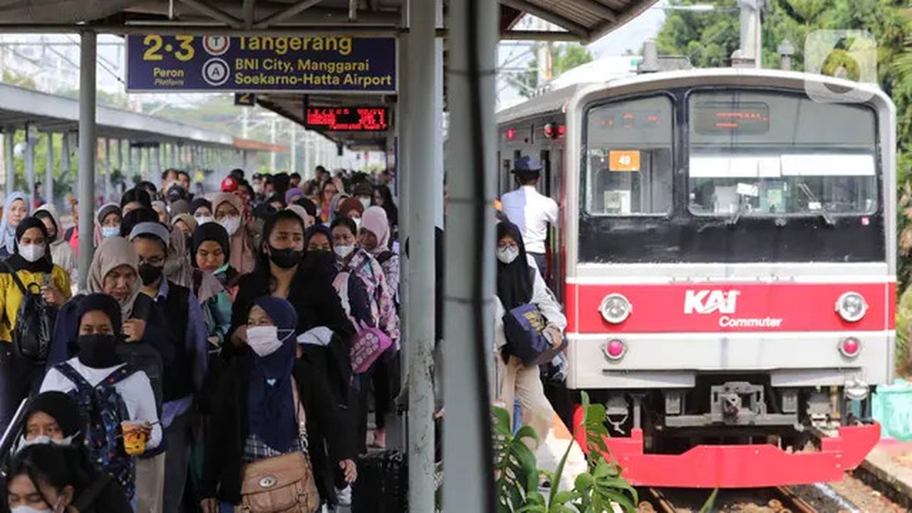 Penumpang turun dari kereta Commuter Line di Stasiun Rawa Buaya, Jakarta Barat, Kamis (26/9/2024). (Liputan6.com/Angga Yuniar)