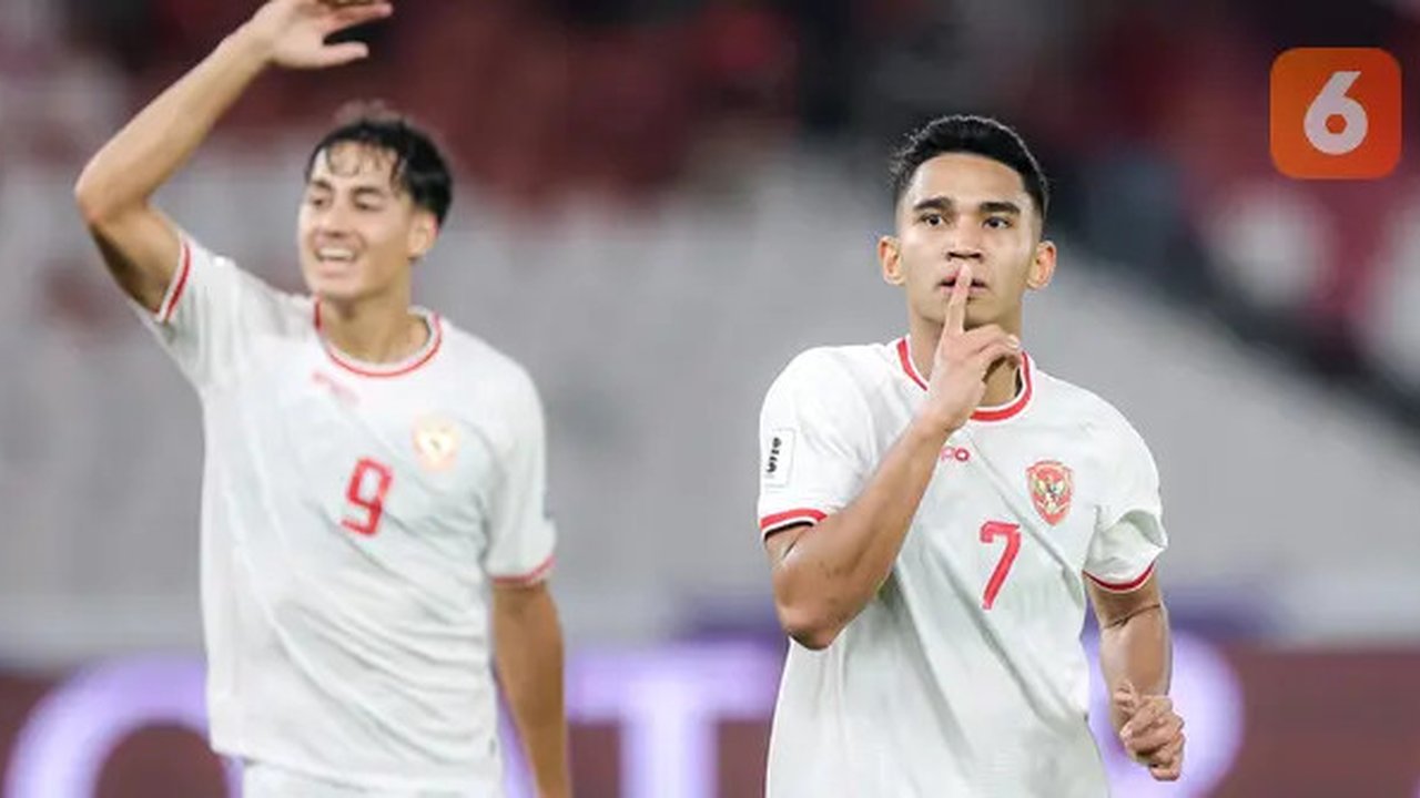 Gelandang Timnas Indonesia, Marselino Ferdinan(kanan) melakukan selebrasi setelah mencetak gol kedua ke Gawang Arab Saudi pada pada laga lanjutan putaran ketiga Grup C Kualifikasi Piala Dun