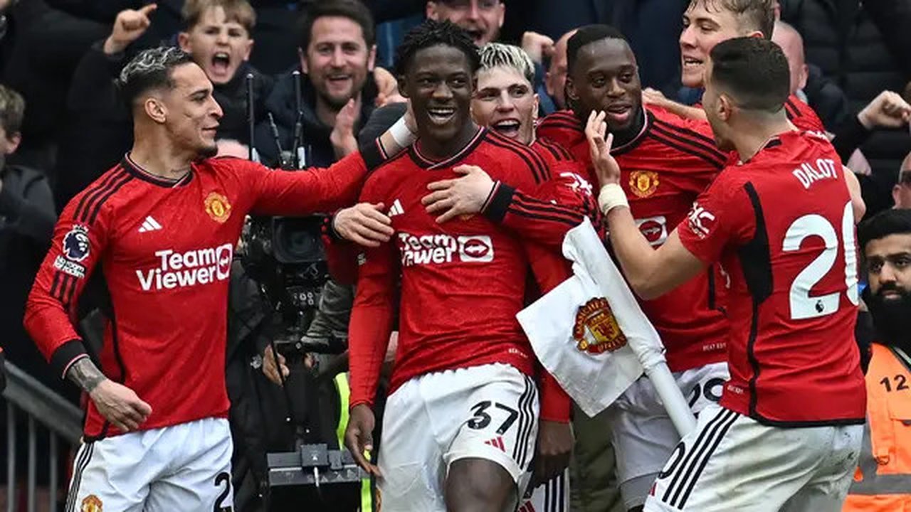 Dua rekor berhasil ditorehkan gelandang muda Manchester United, Kobbie Mainoo setelah menjadi salah satu pencetak gol dalam laga menghadapi Liverpool yang berkesudahan imbang 2-2 pada laga pe