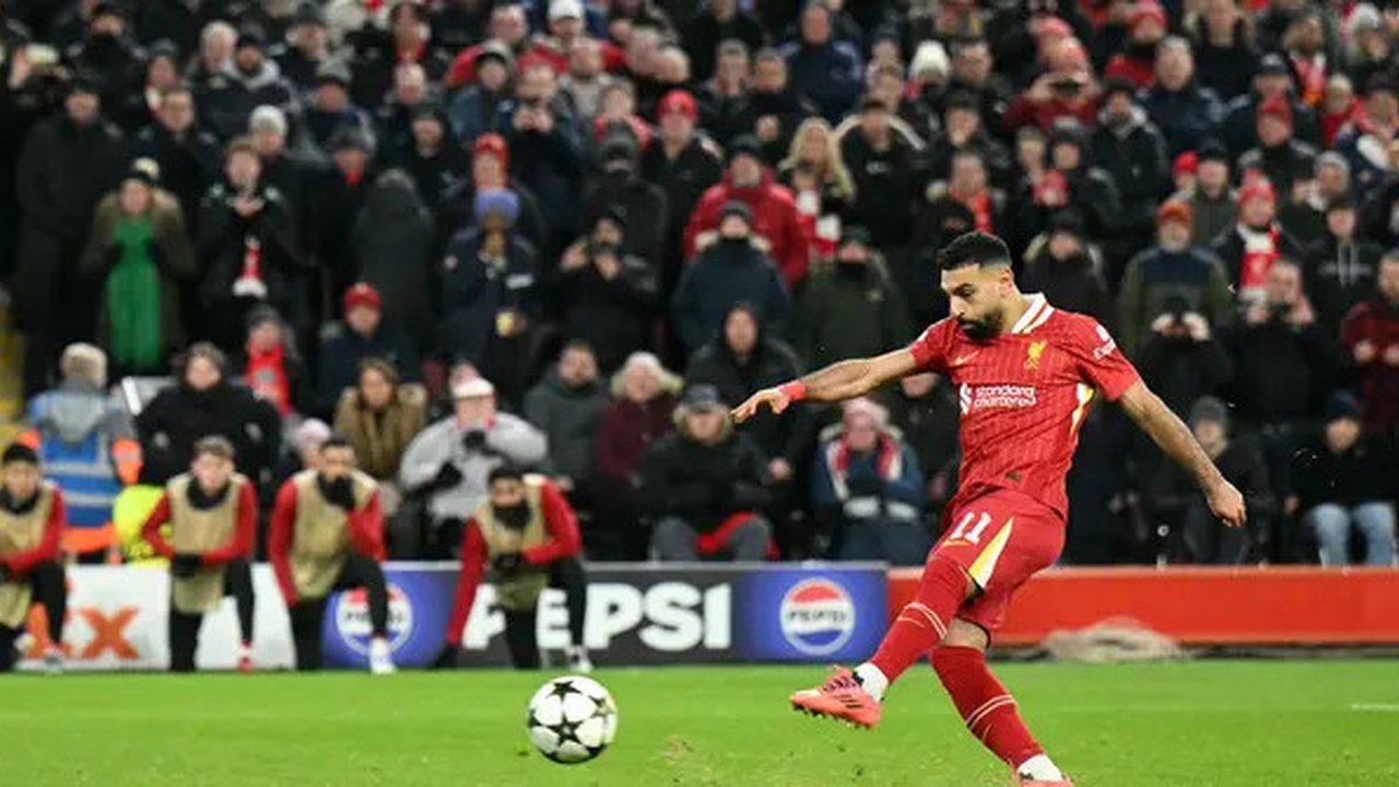 Mohamed Salah gagal mengkonversi tendangan penalti pada pertandingan Liverpool kontra Real Madrid di Liga Champions. (Oli SCARFF / AFP)