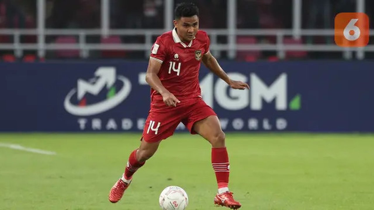 Pemain Timnas Indonesia, Asnawi Mangkualam mengontrol bola dalam laga Grup A Piala AFF 2022 melawan Kamboja yang berlangsung di Stadion Utama Gelora Bung Karno, (SUGBK), Jumat (2