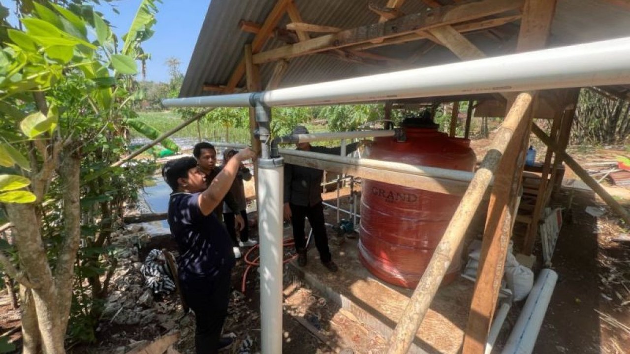 Tim Pengabdian Kepada Masyarakat (PKM) Institut Pertanian Stiper (Instiper) Yogyakarta mengenalkan teknologi pemanenan air hujan dan irigasi otomatis kepada ...