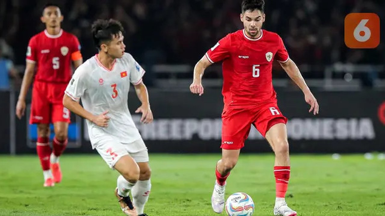 Bek Timnas Indonesia, Sandy Walsh (kanan) menguasai bola dibayangi bek Vietnam, Vo Minh Trong pada laga Grup F kualifikasi Piala Dunia 2026 Zona Asia di Stadion Utama Gelora Bung Karno (SU