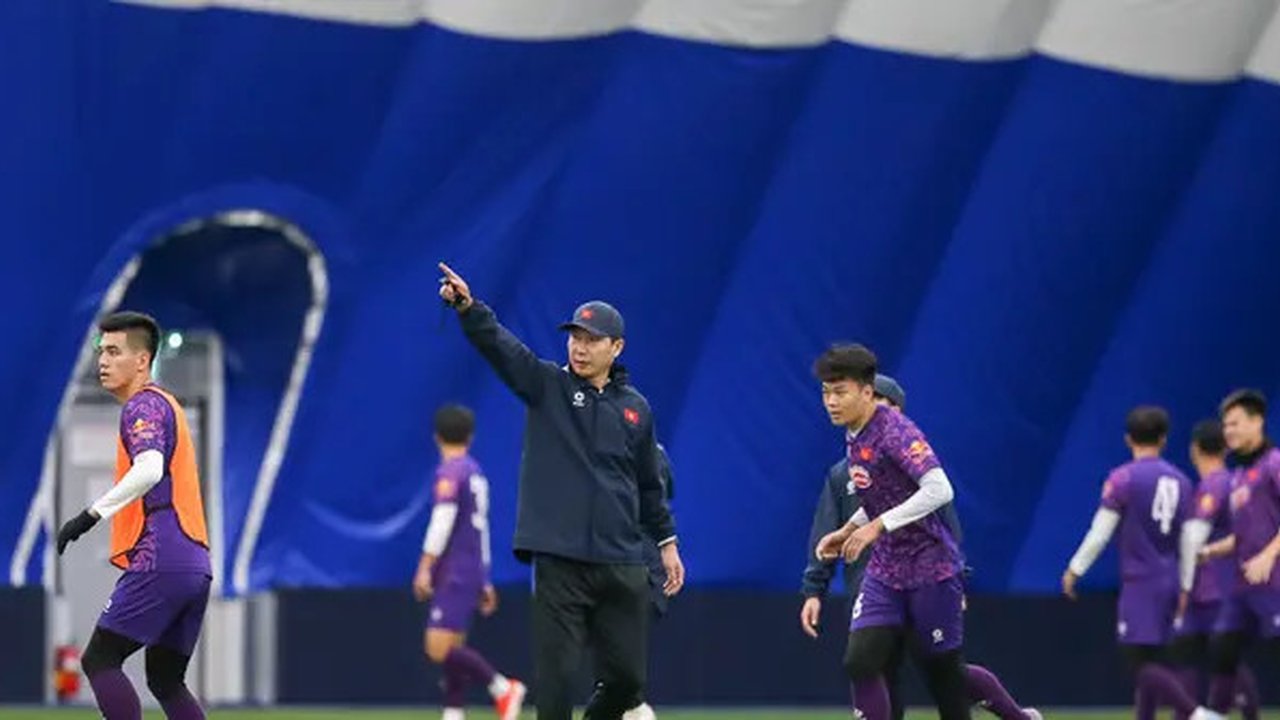 Kim Sang-sik memimpin skuad Timnas Vietnam berlatih di Korea Selatan jelang berlaga di Piala AFF 2024. (Dok. VFF)