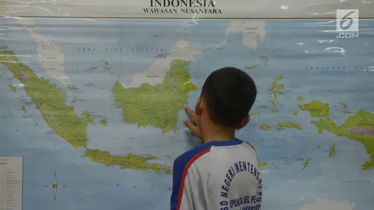 Seorang siswa mencari lokasi calon ibu kota baru pada peta saat kegiatan belajar bertema wawasan Nusantara di SDN Menteng 02, Jakarta, Selasa (27/8/2019). Kegiatan belajar wawasan Nusantara i