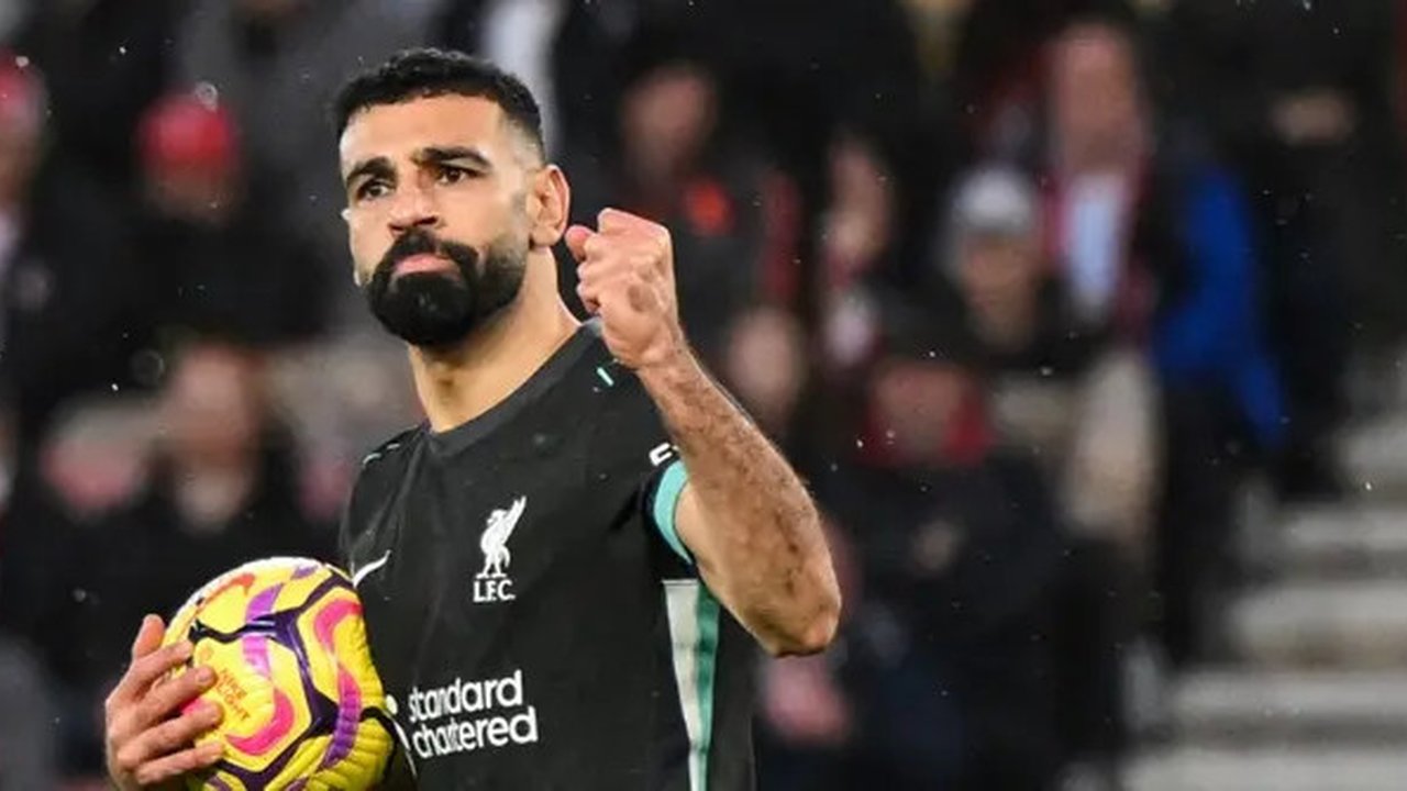 Penyerang Liverpool asal Mesir bernomor punggung 11, Mohamed Salah, merayakan gol kedua bagi timnya dalam pertandingan Liga Primer Inggris antara Southampton dan Liverpool di Stadion St Ma