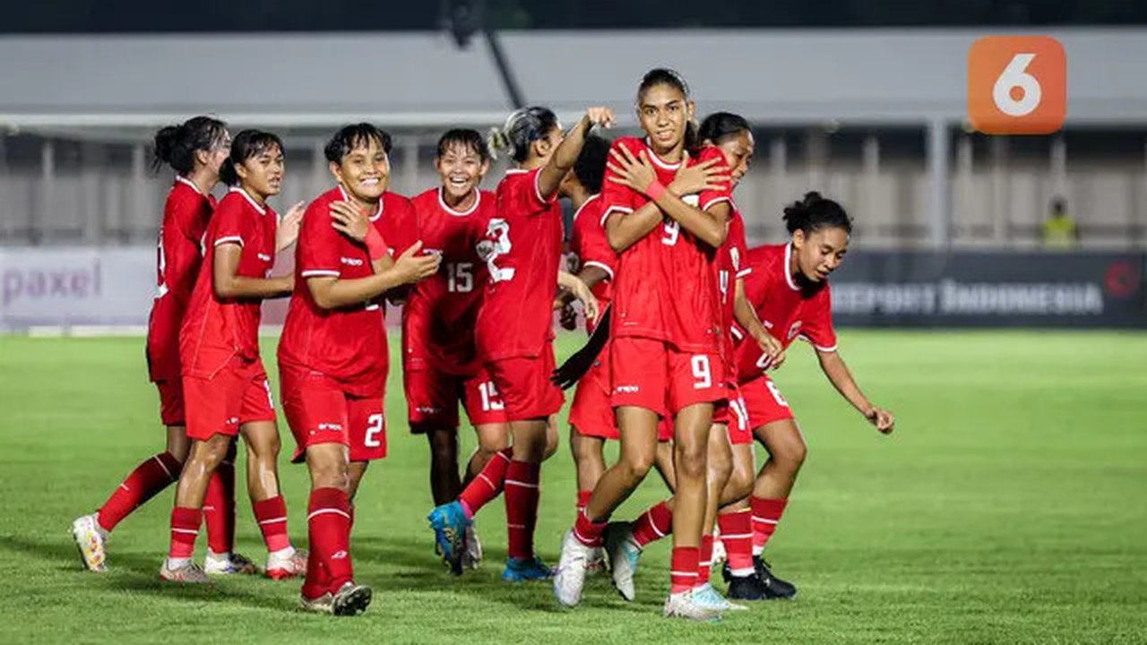 Selebrasi para pemain Timnas putri Indonesia merayakan gol kedua ke gawang Singapura yang dicetak Claudia Scheunemann (ketiga kanan) pada laga uji coba internasional di Stadion Madya, Gelo