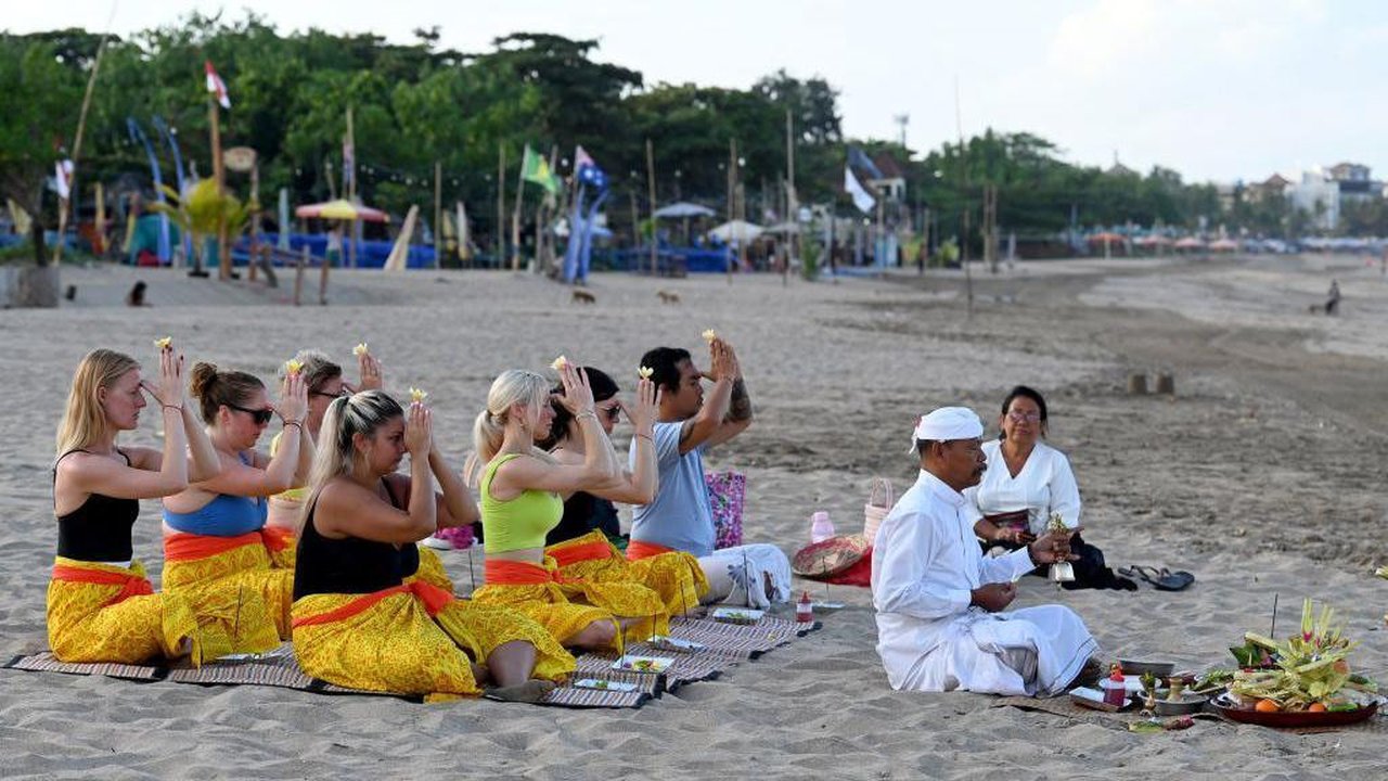 Panduan perjalanan global, Fodor’s Travel, menempatkan Bali dalam daftar destinasi yang tak layak dikunjungi pada 2025 akibat overtourism. Pemerintah berulang kali menyanggah kalau Bali sudah mengalami overtourism, tetapi warga mengungkap hal lain. Perkembangan pariwisata Bali membuat mereka semakin ‘terjepit’.