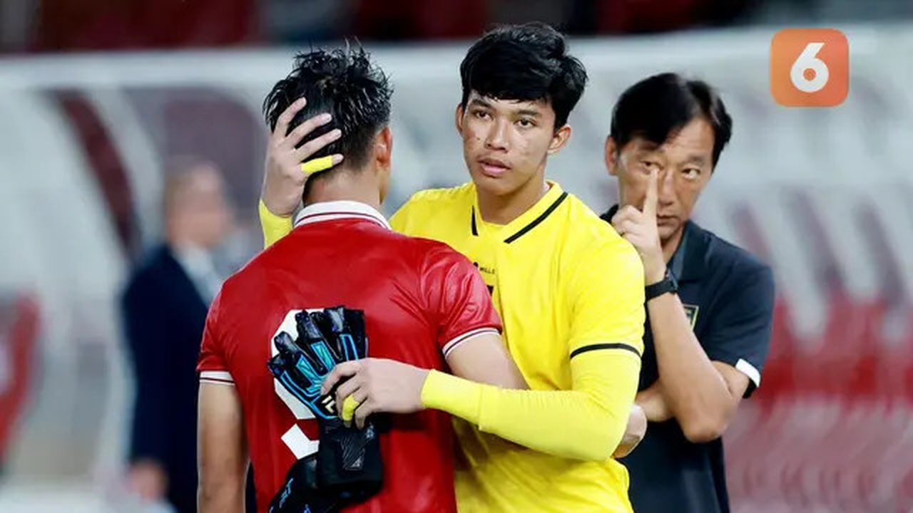 Kiper Timnas Indonesia U-20, Daffa Fasya, berusaha menenangkan Hokky Caraka yang kecewa setelah ditaklukkan Guatemala pada laga turnamen mini di Stadion Utama Gelora Bung Karno (SUGBK), Selas