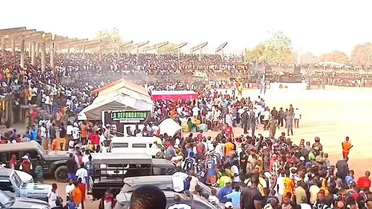 Kerusuhan di Stadion Guinea (Foto: X @petersanyaone)