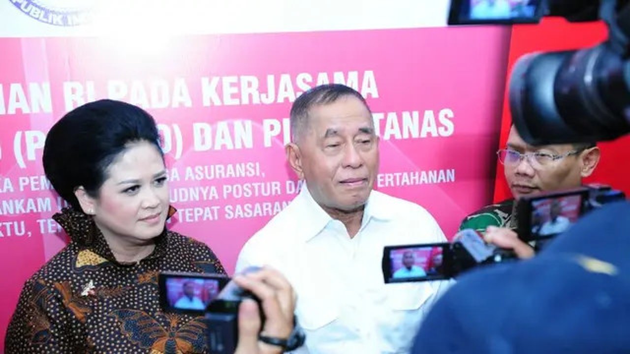 Menhan Ryamizard Ryacudu (kanan) dan Dewan Pengawas Pinhantanas, Connie Rahakundini Bakrie. (Liputan6.com/Putu Merta Surya Putra)