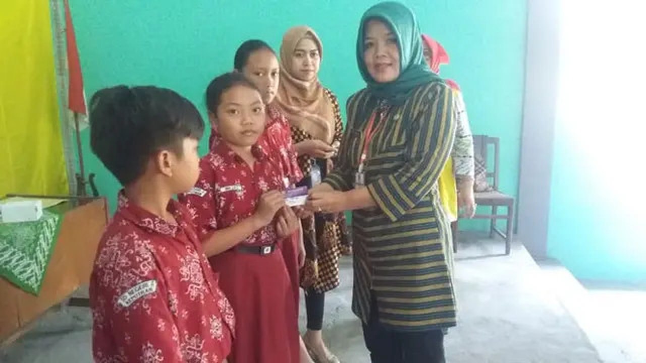 Pada tahun 2018 Kartu Indonesia Pintar (KIP) di Kabupaten Klaten sudah tersalurkan hampir 100 persen dan efektif membantu mengurangi angka putus sekolah.