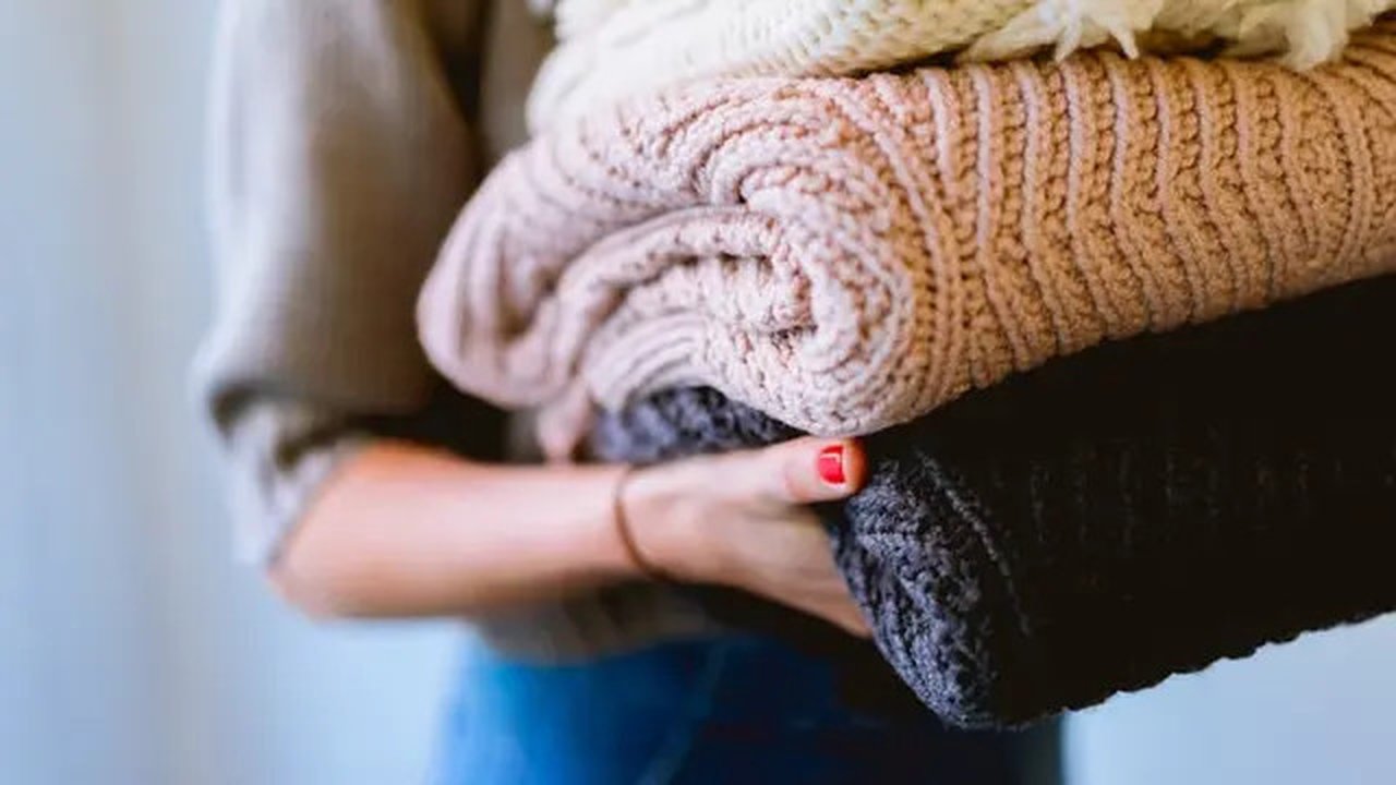 Ilustrasi sweater. Sumber foto: unsplash.com/Dan Gold.