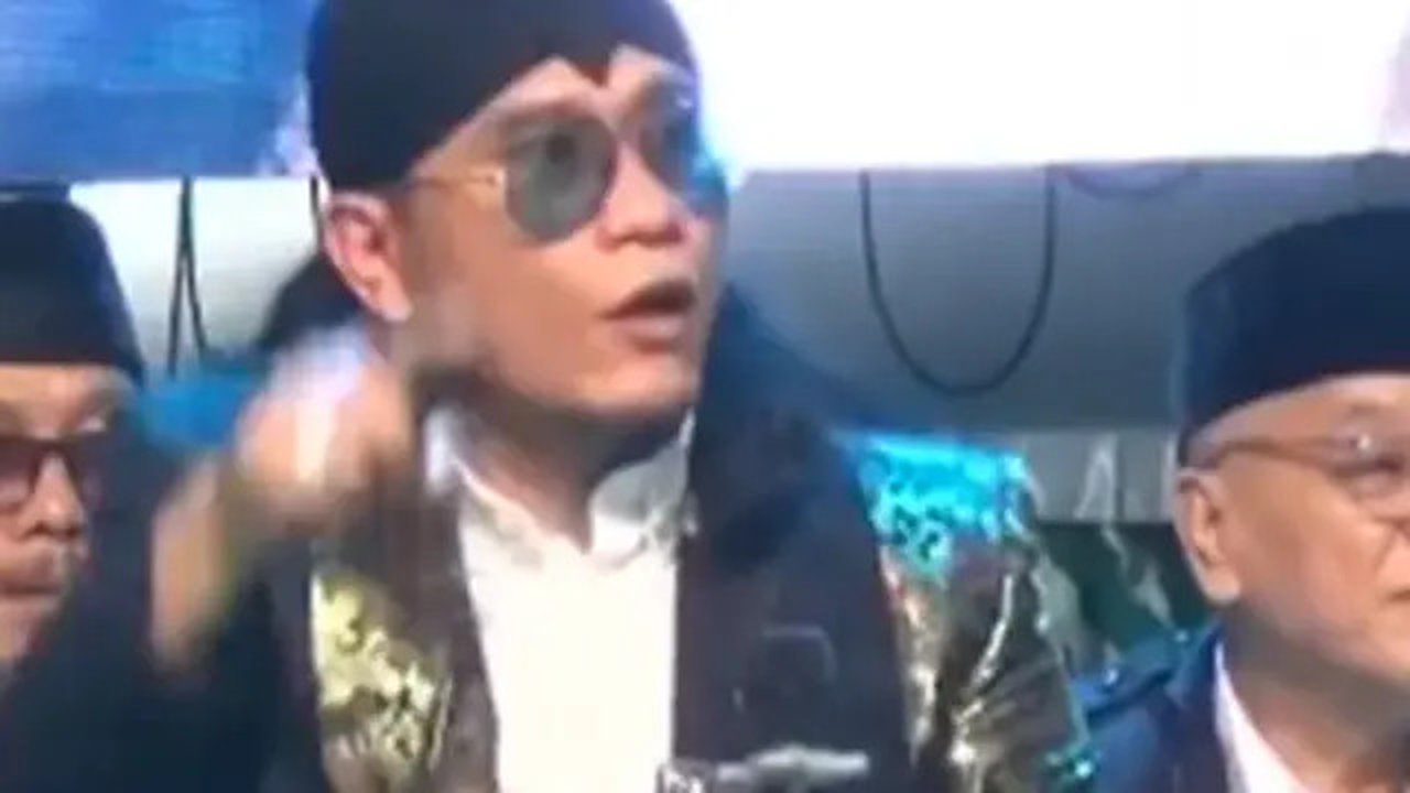 Tangkapan layar video ceramah Gus Miftah yang disebut menghina seorang bapak penjual es di tengah para jemaah. (Liputan6.com/ Dok Ist)