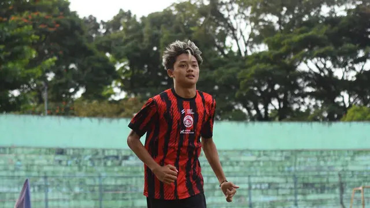 Aksi pemain baru Arema FC, Achmad Maulana Syarif dalam sesi latihan. (Bola.com/Iwan Setiawan)