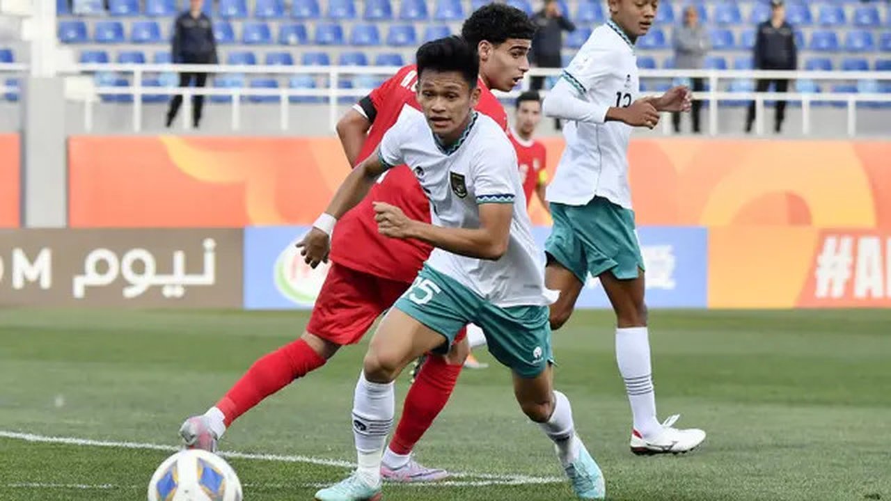 Pemain Timnas Indonesia U-20, Dzaky Asraf menguasai bola saat menghadapi Suriah U-20 pada laga matchday kedua Grup A Piala Asia U-20 2023 di Lokomotiv Stadium, Tashkent, Uzbekistan, Sabtu