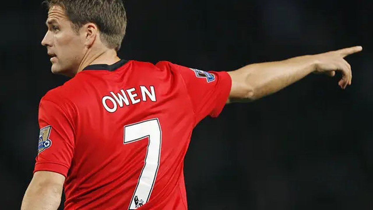 4. Michael Owen - Owen menjadi pengguna nomor 7 di Manchester United usai Cristiano Ronaldo hengkang ke Real Madrid. Michael Owen menorekan 17 gol dari 52 laga selama berseragam Manchester Un