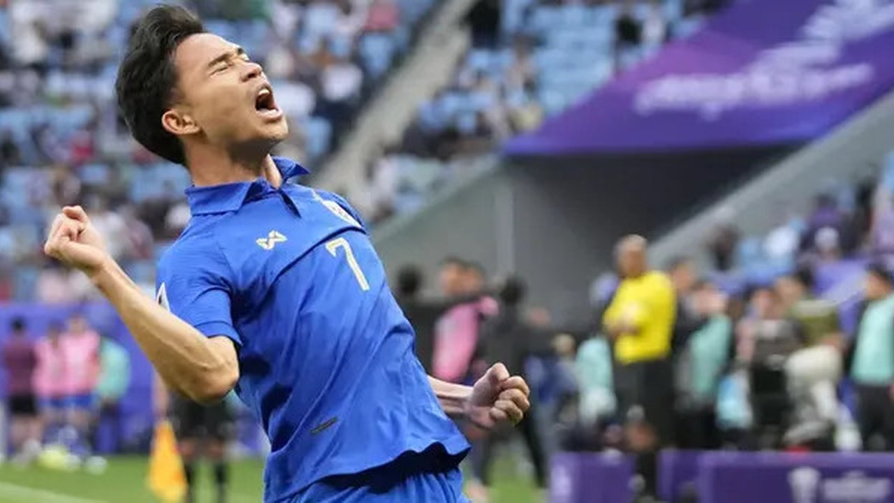 Selebrasi gelandang Timnas Thailand, Supachok Sarachat setelah mencetak gol penyeimbang 1-1 ke gawang Uzbekistan pada laga babak 16 besar Piala Asia 2023 di Al Janoub Stadium, Al Wakrah, Qata