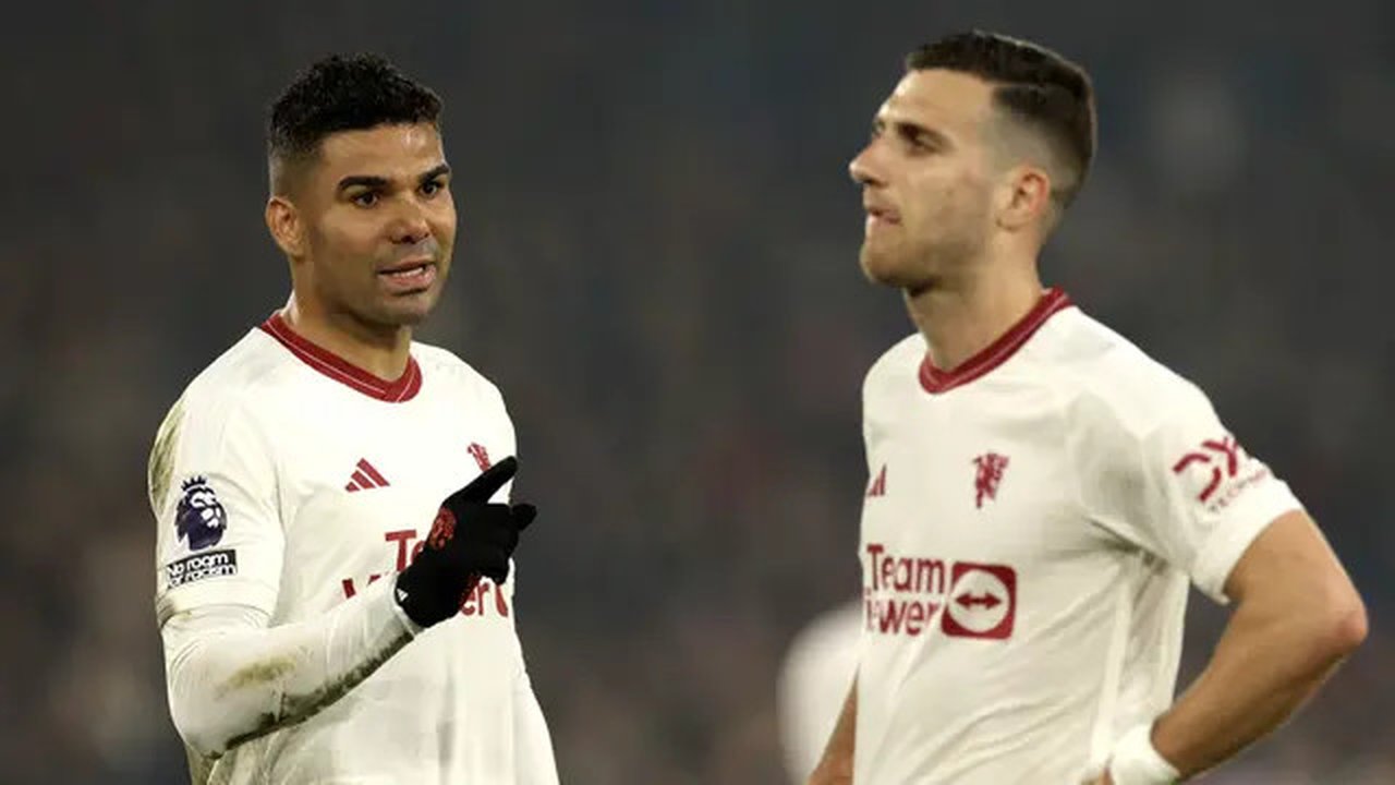 Pemain Manchester United, Casemiro, berbincang dengan Diogo Dalot saat melawan Crystal Palace dalam laga pekan ke-36 Premier League 2023/2024 yang digelar di Selhurst Park, Selasa (7/5/2024).