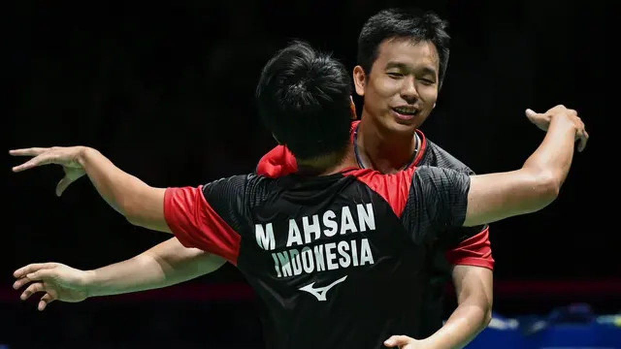 Ganda putra Indonesia Hendra Setiawan (kanan) dan Mohammad Ahsan merayakan kemenangan atas ganda putra Jepang Takuro Hoki dan Yugo Kobayashi pada babak final Kejuaraan Dunia Bulu Tangkis 2019
