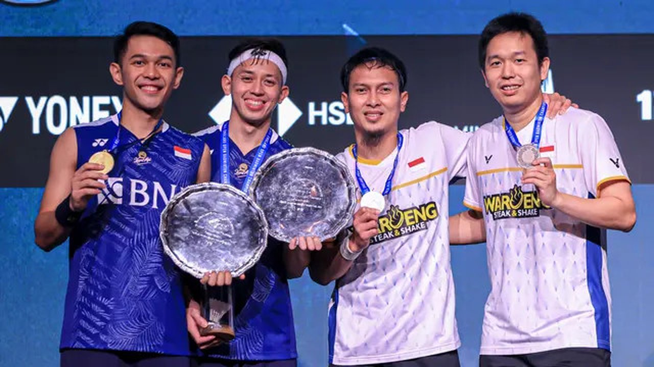 Ganda putra Indonesia Fajar Alfian/Muhammad Rian Ardianto dan Mohammad Ahsan/Hendra Setiawan di podium juara All England 2023 di Utilita Arena Birmingham, Inggris, Minggu (19/3) malam