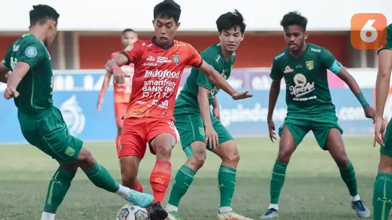 Gelandang muda Bali United I Made Tito Wiratama berusaha lepas dari penjagaan bek Persebaya Surabaya Rizky Ridho dalam lanjutan pekan ke-25 BRI Liga 1 2022/2023 di Stadion Maguwoharjo, Sle