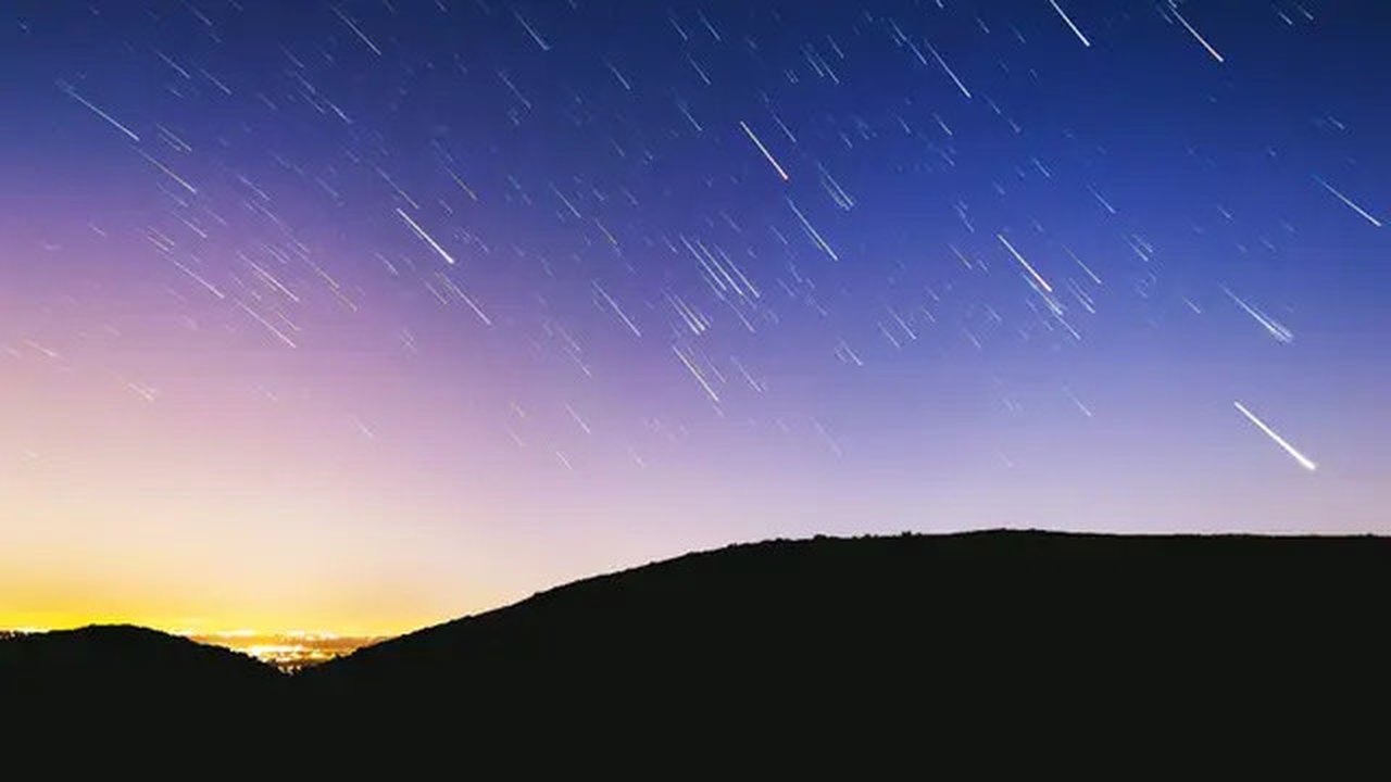 Ilustrasi hujan meteor. (Photo by Austin Schmid on Unsplash)