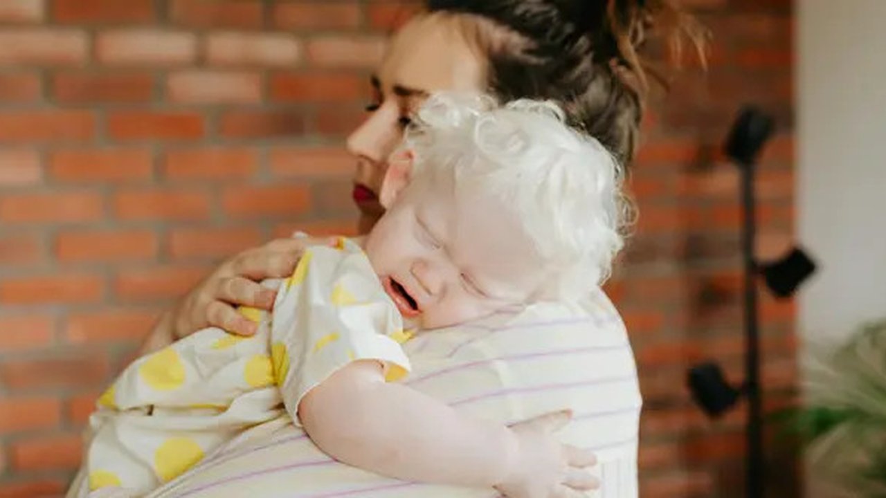 Ilustrasi ibu menggendong anak. (Copyright Pexels/Kaboompics.com)