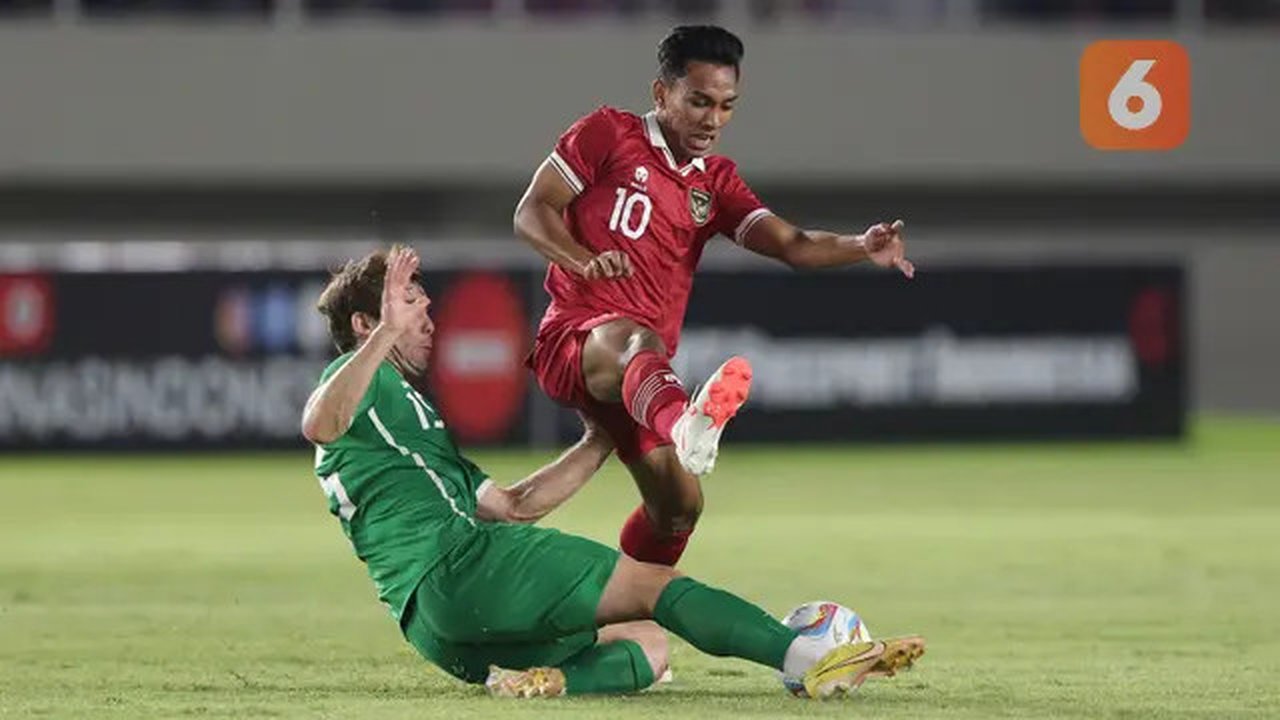 Pemain Timnas Indonesia U-23, Arkhan Fikri (kanan), berebut bola dengan pemain Timnas Turkmenistan U-23, Umarov Salim, dalam pertandingan grup K Kualifikasi Piala Asia U-23 2024 yang
