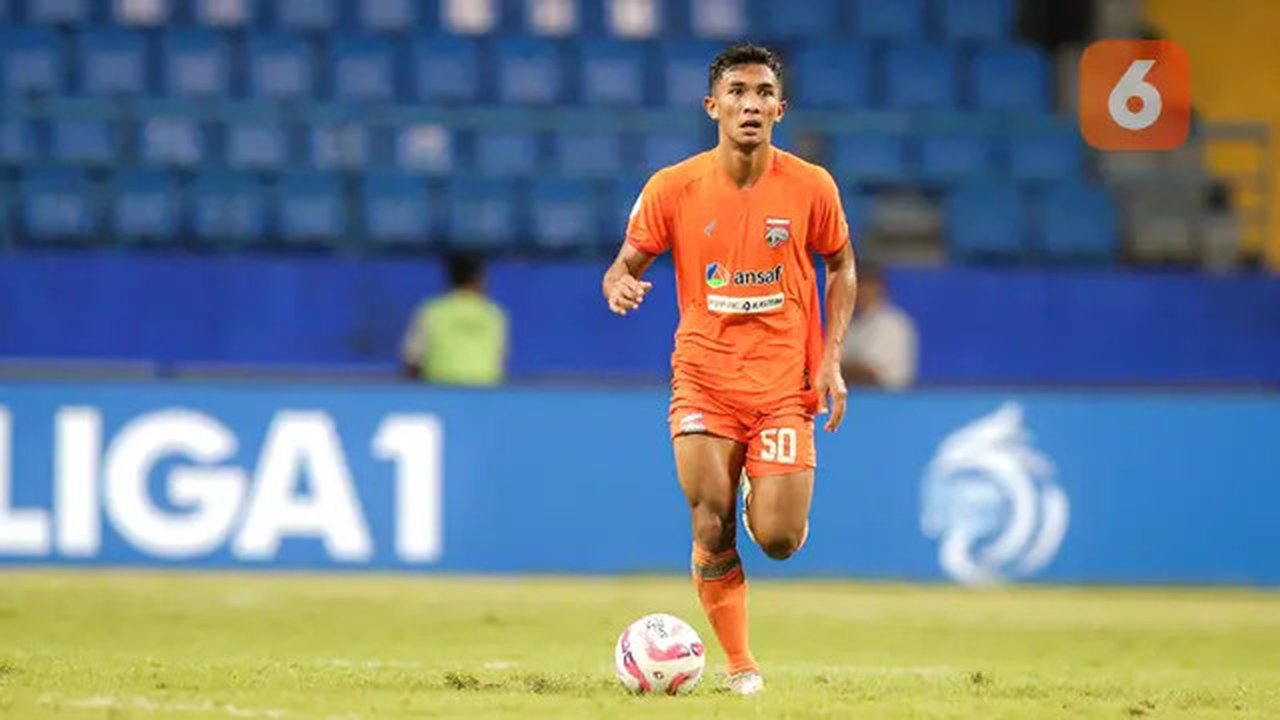 Pemain Borneo FC, Rivaldo Eneiro Pakpahan menguasai bola saat menghadapi Madura United pada laga leg kedua semifinal Championship Series BRI Liga 1 2023/2024 di Stadion Batakan, Balikpapan