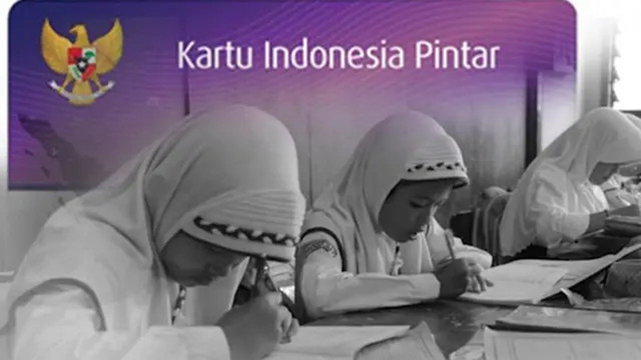 Manfaat Program Indonesia Pintar (PIP) telah banyak dirasakan masyarakat, salah satu penerima manfaatnya adalah Maya Rosa, siswi kelas VIII SMPN 4 Ciemas, Kabupaten Sukabumi.