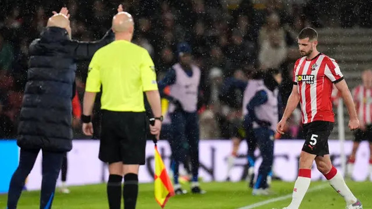 Pemain Southampton, Jack Stephens, meninggalkan lapangan setelah menerima kartu merah selama pertandingan sepak bola Liga Primer antara Southampton dan Chelsea di Stadion St Mary, Southamp