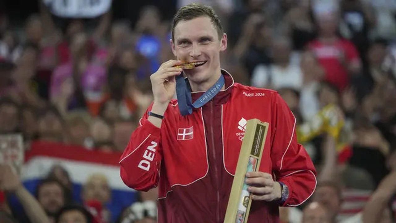 Tunggal putra Denmark, Viktor Axelsen merebut medali emas pada Olimpiade Paris 2024 setelah mengalahkan tunggal putra Thailand, Kunlavut Vitidsarn dengan dua gim langsung, 21-11, 21-11. (AP P