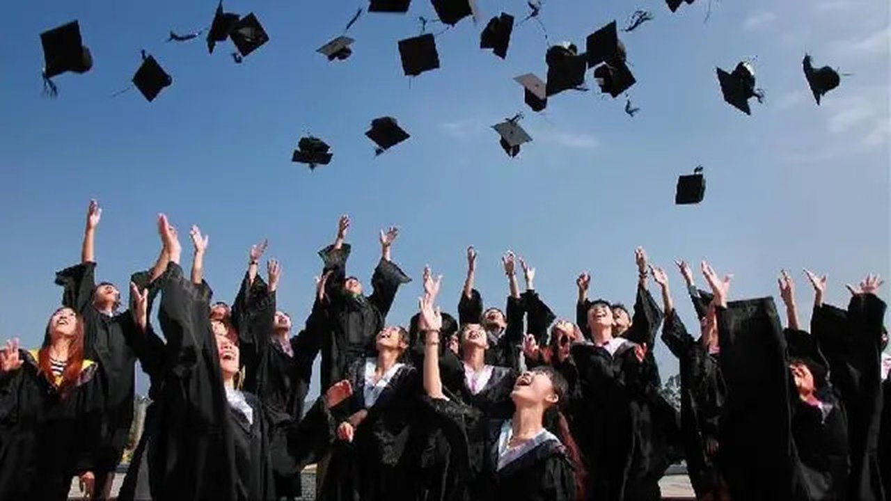 6 Tips Makeup Sederhana Tapi Elegan untuk Wisuda yang Bikin Tampil Stunning!