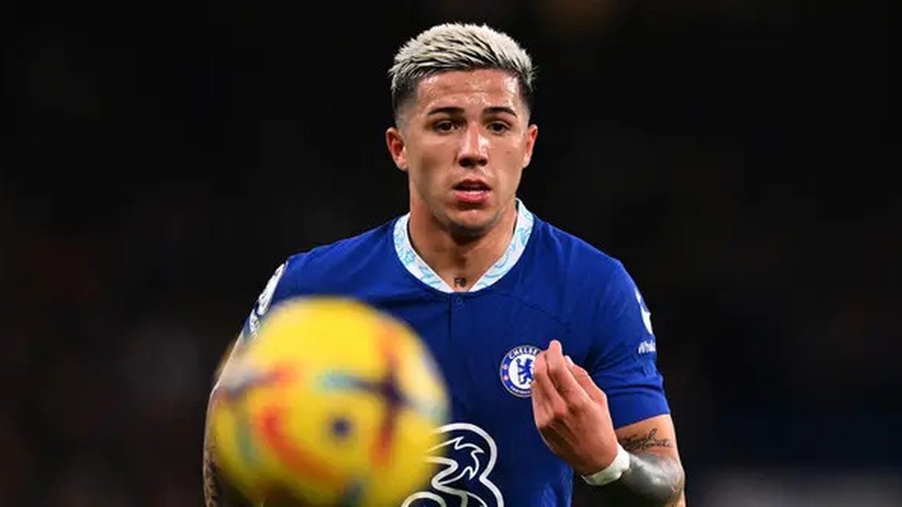 Aksi gelandang Chelsea, Enzo Fernandez saat menghadapi Fulham pad alaga Lga Inggris 2022/2023 di Stamford Bridge, London (3/2/2023). Enzo Fernandez dilepas ke Chelsea pada tengah musim 2022/2