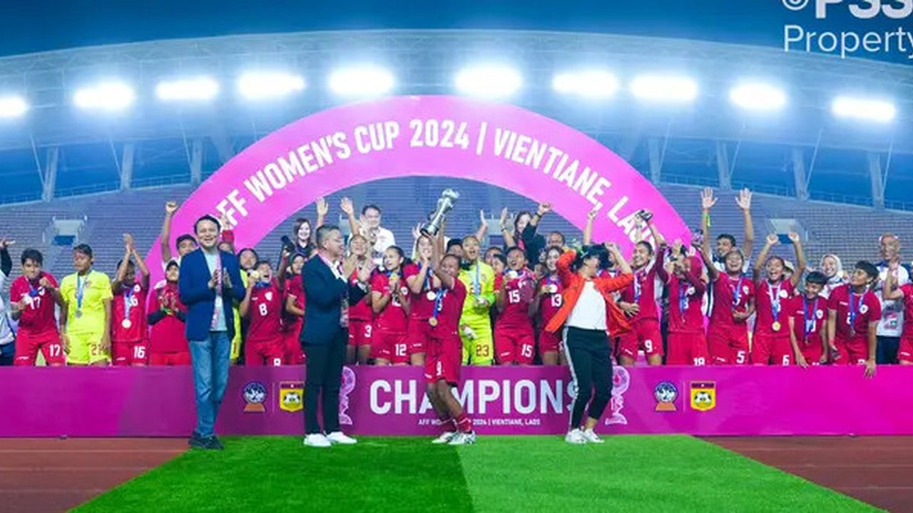 Para pemain Timnas Indonesia Putri merayakan gelar juara Piala AFF Wanita 2024 setelah mengalahkan Kamboja 3-1 pada laga final yang berlangsung di New Laos National Stadium, Vientiane, Kamis