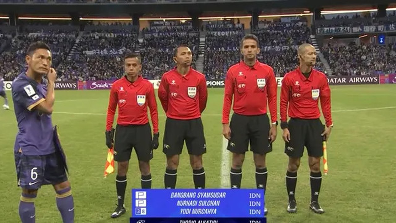 Empat wasit Indonesia memimpin laga Sanfreece Hiroshima melawan Eastern di AFC Champions League 2 2024/2025, Kamis (5/12/2024). (Tangkapan Layar Youtube AFC Hub)