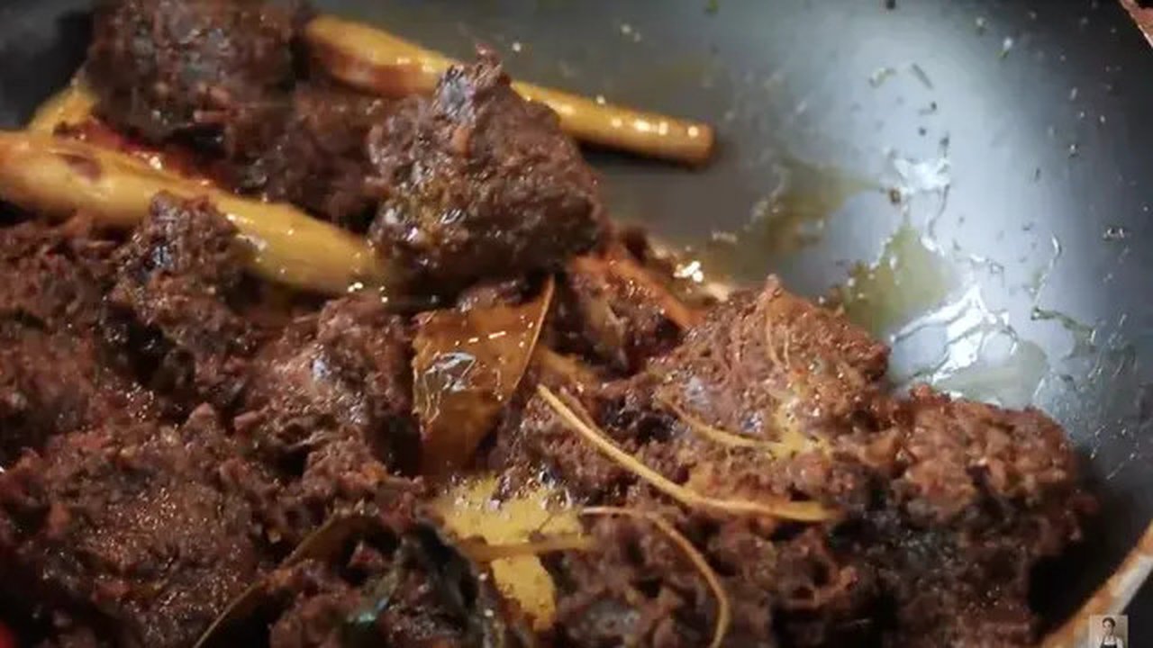 Langkah Pembuatan Rendang Daging Bumbu Padang (Sumber: YouTube Devina Hermawan)