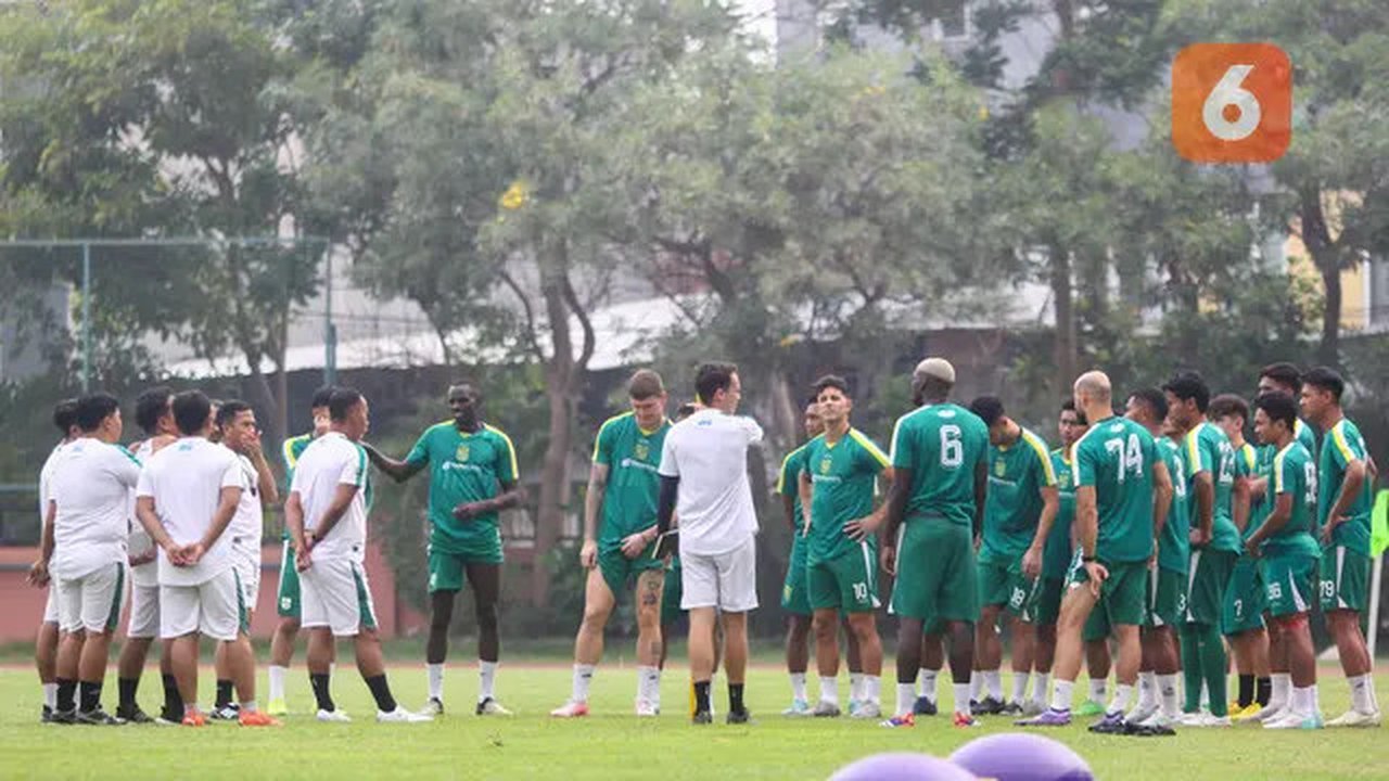 Pemain Persebaya Surabaya berkumpul untuk mendengarkan briefing dari pelatih Paul Munster sebelum menjalani latihan. (Bola.com/Aditya Wany)