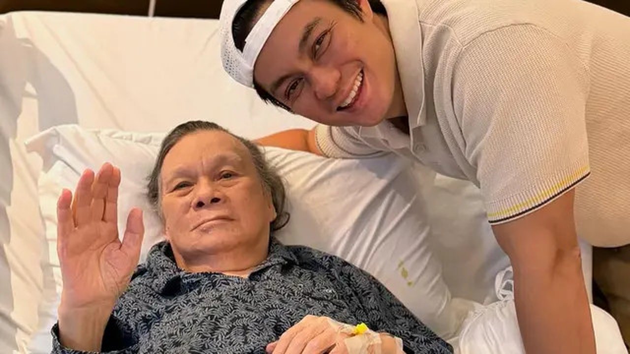 Baim Wong saat menjaga ayahnya yang dirawat di rumah sakit pada Juli 2024. (Instagram @baimwong)