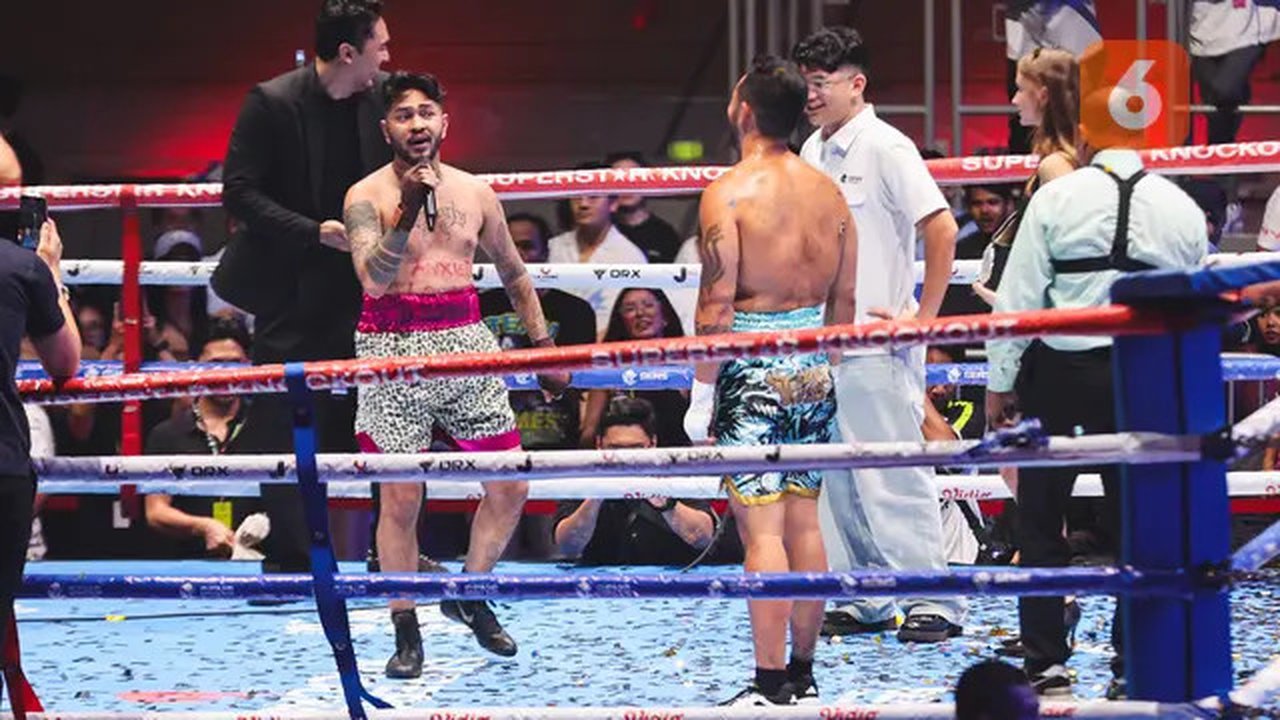 Momen Bobby Saputra menang TKO atas Onadio Leonardo di laga Superstar Knockout Vol. 2. (Abdul Aziz/Bola.com)