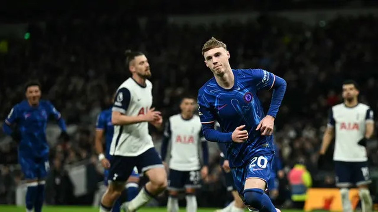 Pemain Chelsea, Cole Palmer saat mencetak gol ke gawang Tottenham Hotspur di Liga Inggris 2024/2025. (Ben STANSALL / AFP)