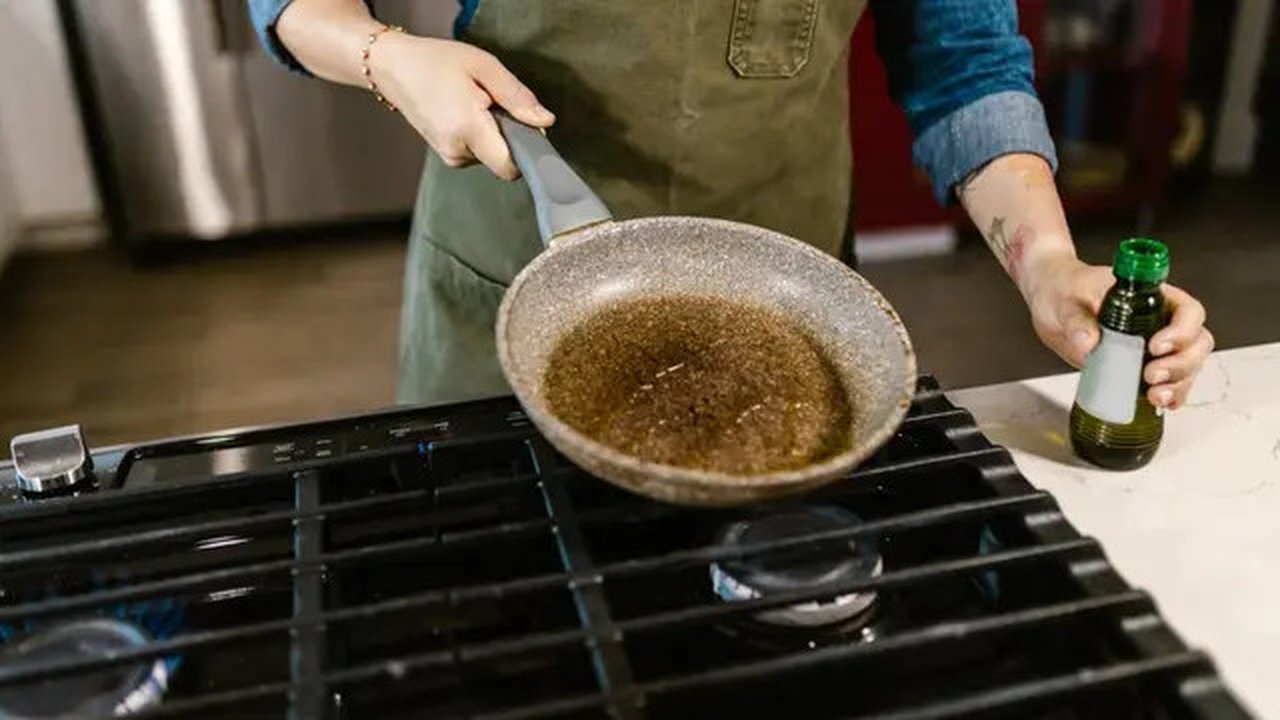 Memperhatikan cara membuang limbah minyak goreng bekas (Foto: Pexels.com)