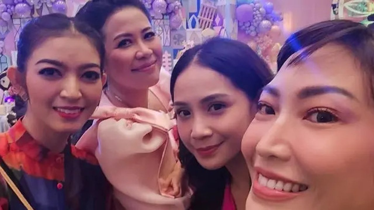 Mulai dari Selvi Ananda, Geng Cendol, hingga Aaliyah Massaid, berikut tampilan seleb dan public figure di pesta ulang tahun anak dr. Feni Nugraha. [@mrsayudewi/@zaskiasungkar15/@shireensungka