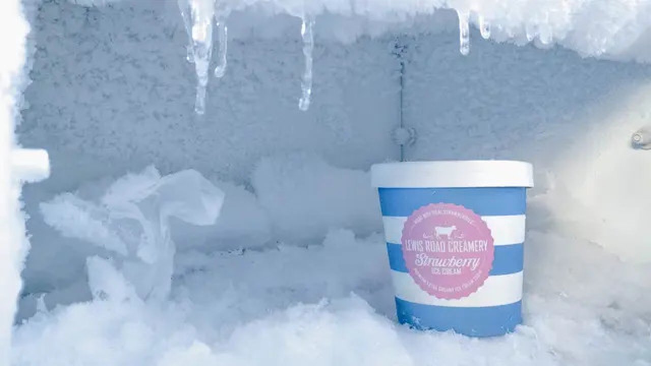 Membersihkan bunga es sendiri merupakan bagian terpenting dari perawatan kulkas. Credits: unsplash.com by Dev Benjamin