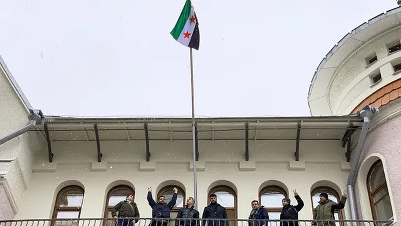 Bendera pemberontak Suriah dikibarkan di Kedutaan Suriah di Moskow, Rusia, pada Senin (9/12/2024). (Dok. Andrei Borodulin/AFP)