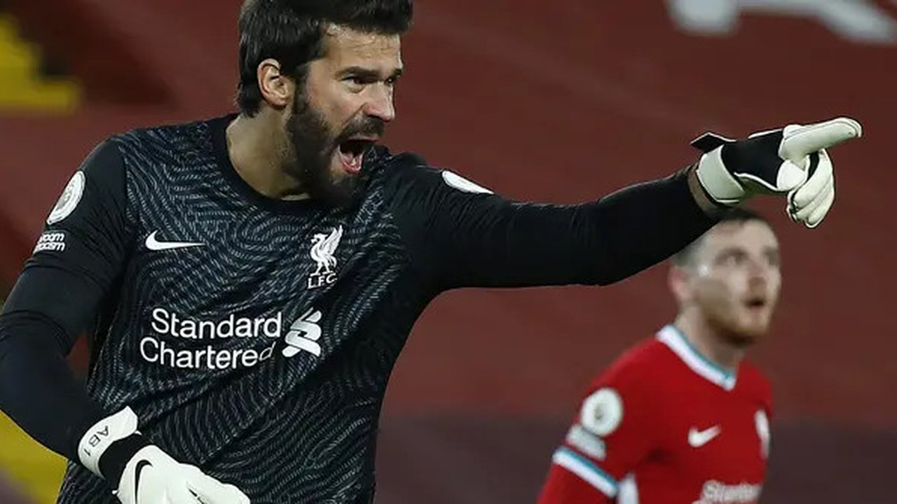 Alisson Becker. Didatangkan Liverpool dari AS Roma pada awal musim 2018/2019 dengan nilai transfer 62,5 juta Euro atau setara Rp.1,07 triliun. Terbilang sukses, ia telah tampil dalam 128 laga