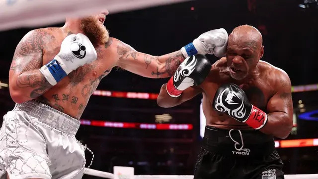 Jake Paul dan Mike Tyson bertarung di AT&T Stadium pada 15 November 2024 di Arlington, Texas waktu setempat, atau 16 November 2024 siang WIB. (Al Bello/Getty Images untuk Netflix &copy